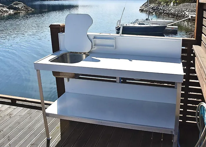 8 Person In Urangsvag-by Traum