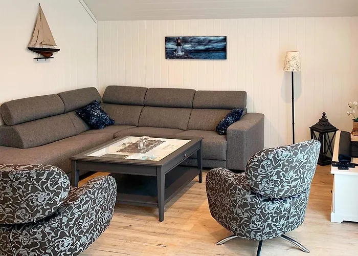 8 Person In Urangsvag-by Traum